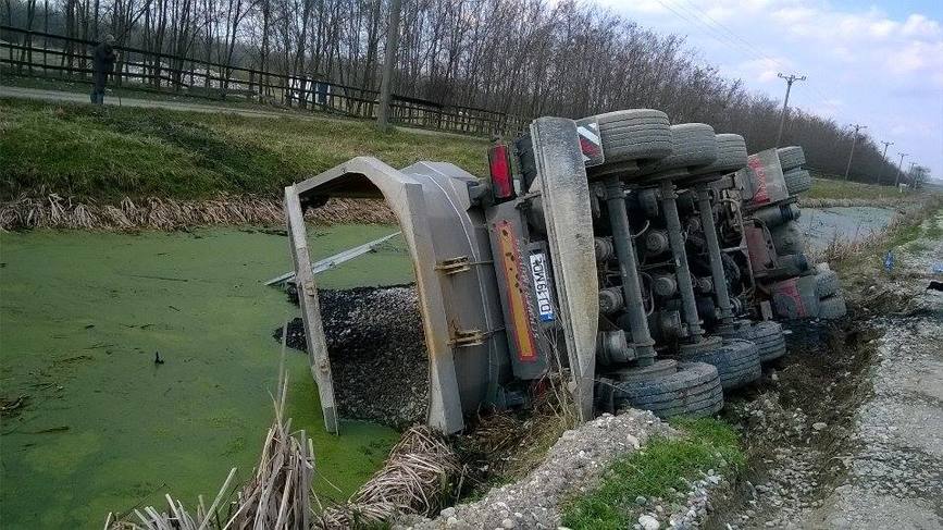 S a rasturnat cu basculanta in apropierea unui lac | imaginea 1