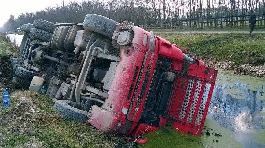 S a rasturnat cu basculanta in apropierea unui lac | imaginea 2