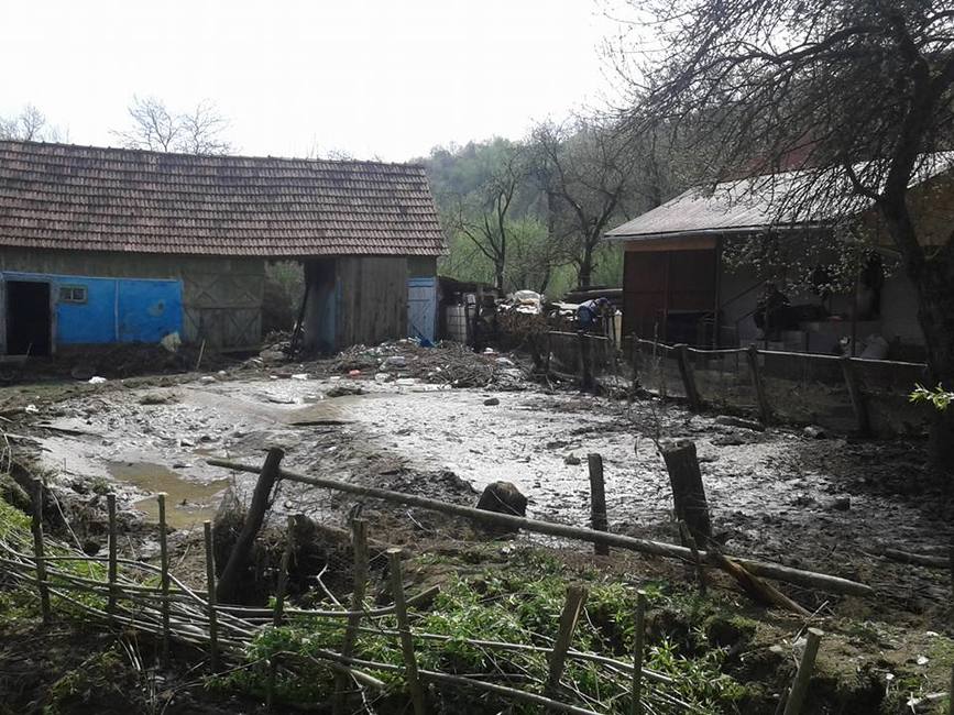 Actiunile de interventie pentru inlaturarea efectelor inundatiilor din zona municipiului Dej continua | imaginea 1