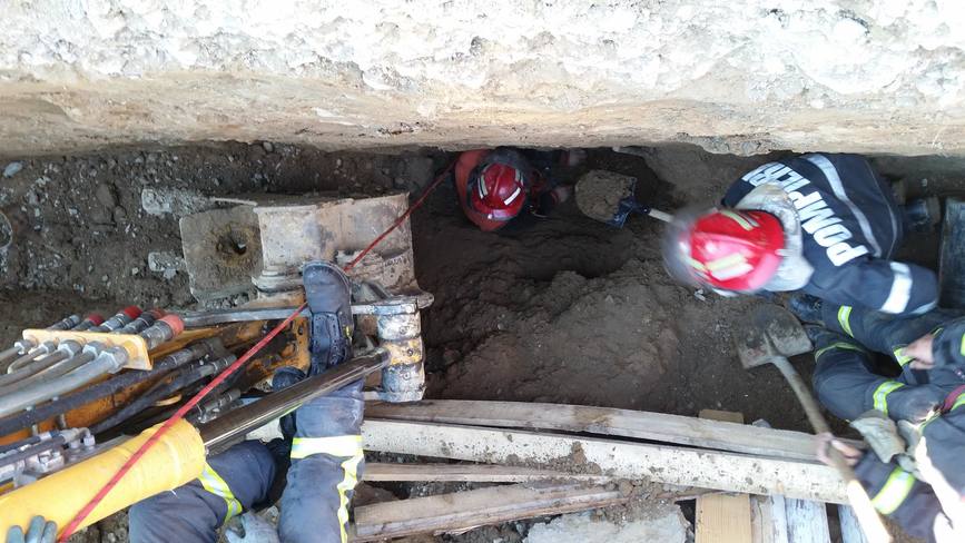Un muncitor surprins de un mal de pamant a fost salvat de pompieri | imaginea 1