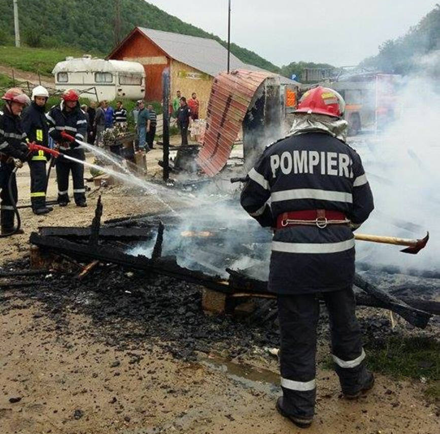 Incendiu la tarabele din fata Manastirii Prislop | imaginea 1