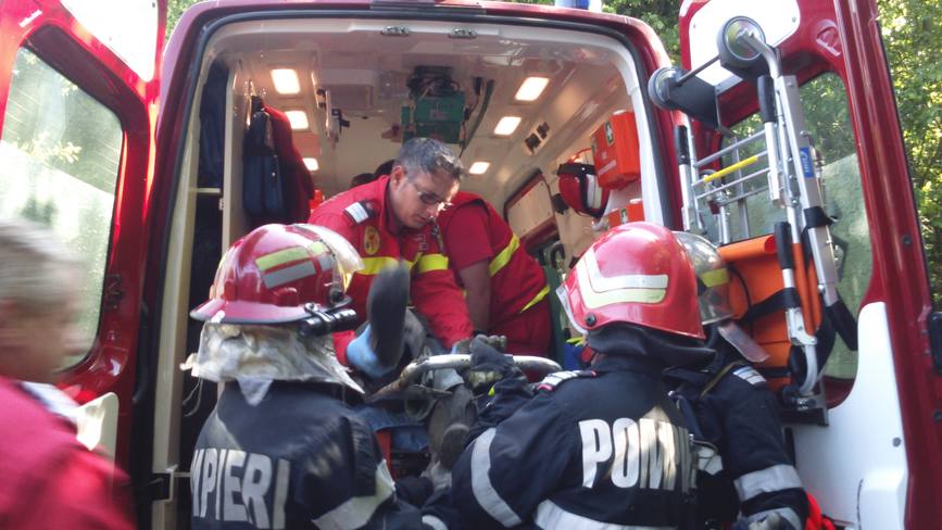 Pompierii au salvat un batran cazut intr o rapa | imaginea 1