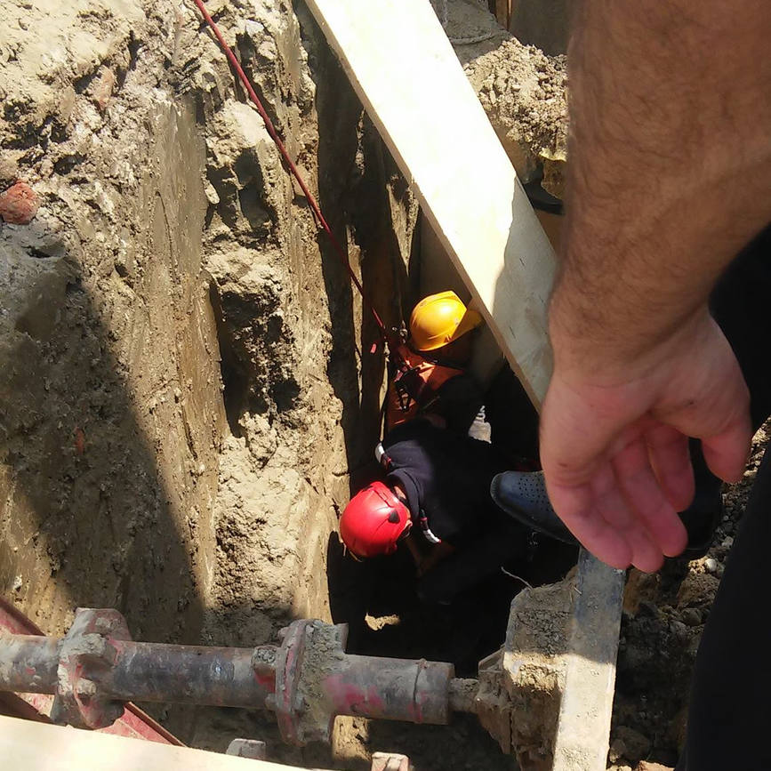 Un barbat surprins de un mal de pamant a fost salvat de pompieri | imaginea 1