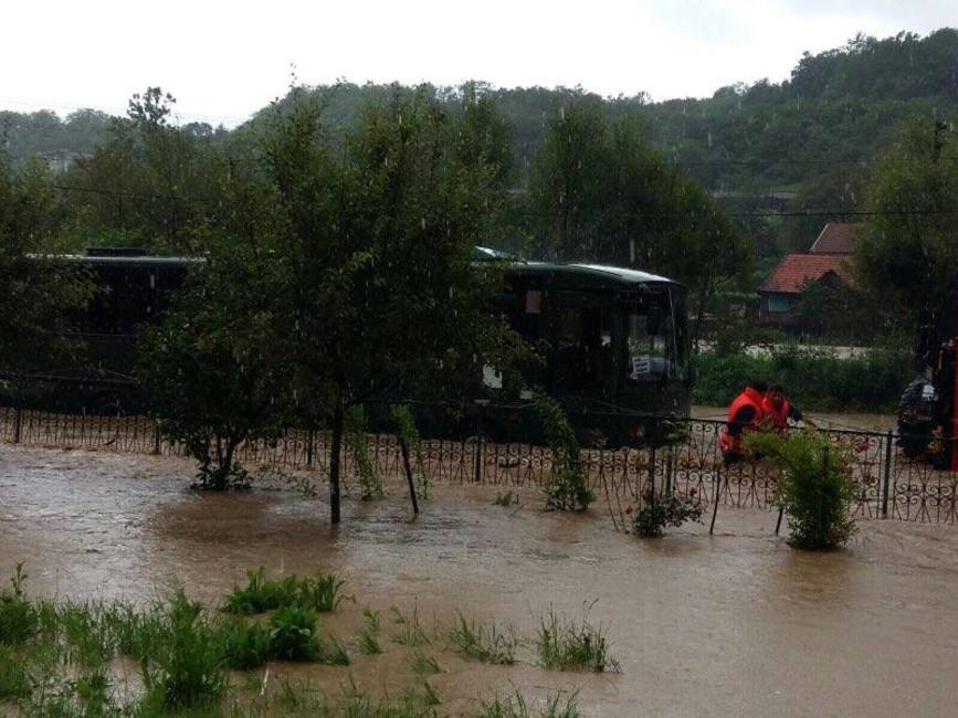 Calatorii unui autobuz surprins de o viitura  salvati de pompieri | imaginea 1