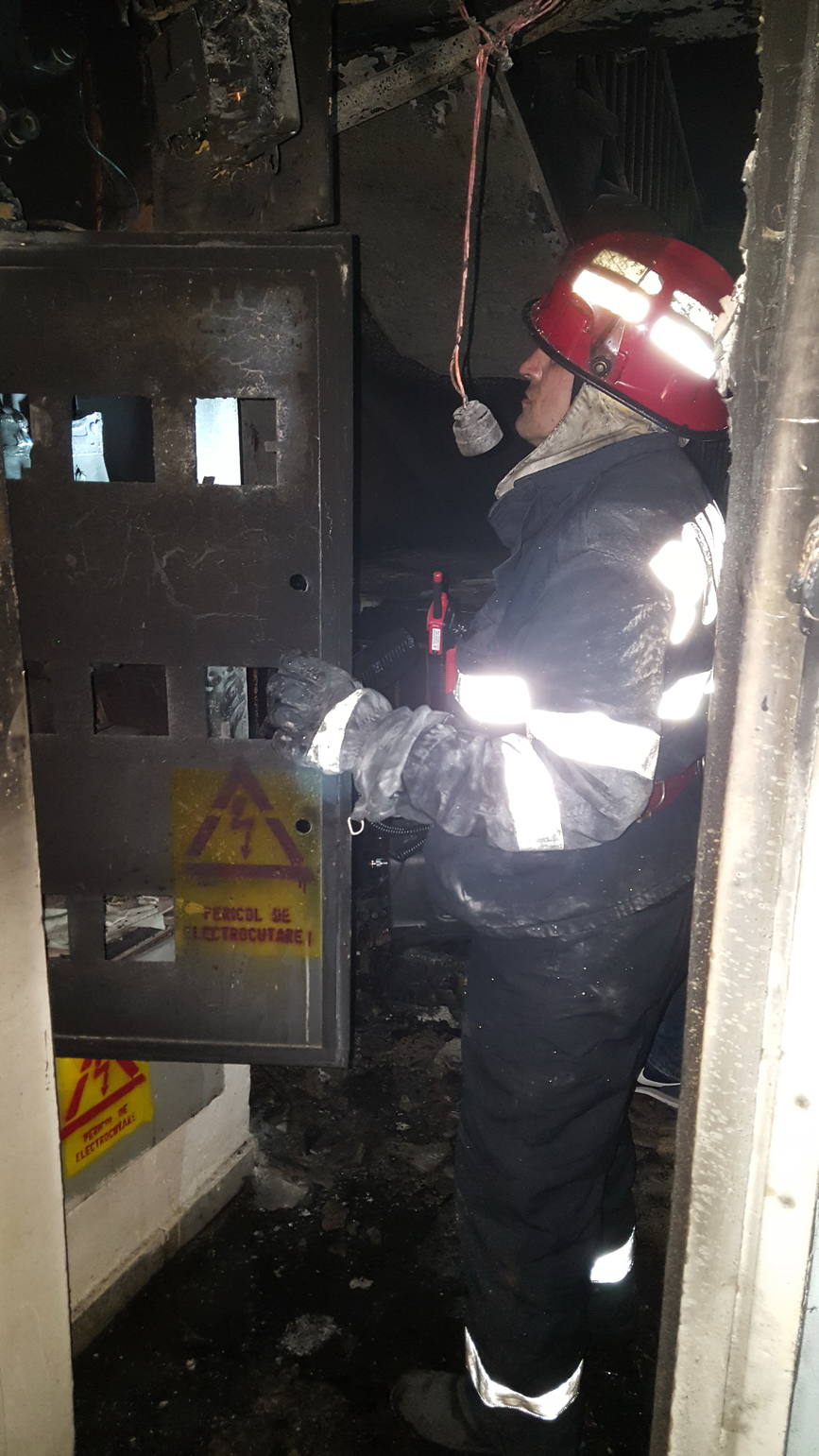 Interventie de exceptie a pompierilor oradeni la un incendiu intr un bloc de locuinte cu 10 etaje | imaginea 1