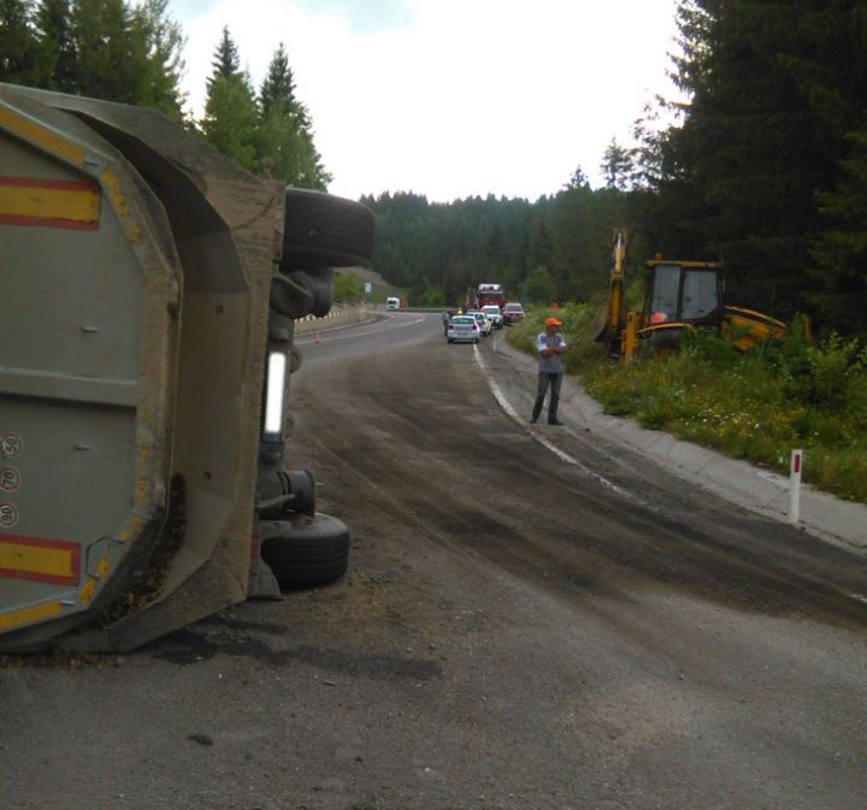 Autotren rasturnat in Pasul Mestecanis | imaginea 2