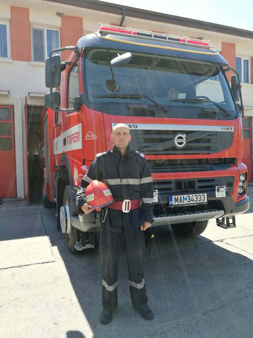 Misiune cu final fericit  Un pompier a salvat un copil ratacit in padure | imaginea 1
