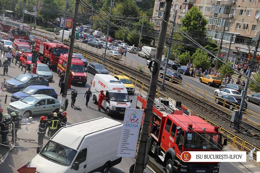 Peste 100 de pompieri implicati in lichidarea unui incendiu de amploare | imaginea 1