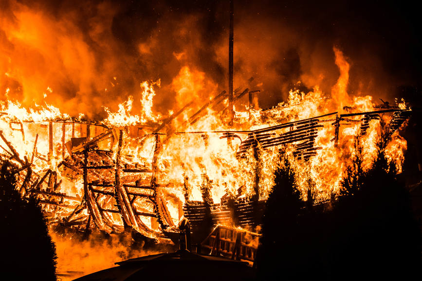 Incendiu puternic la un complex comercial din Petrosani stins rapid de pompierii din Valea Jiului | imaginea 1