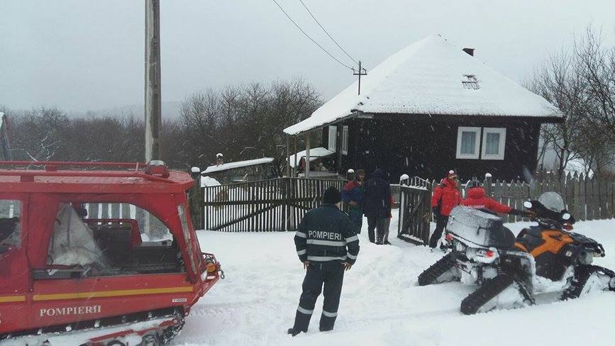 Pompierii si salvamontistii solidari cu oamenii din Vadu Dobrii izolati de nameti in Muntii Poiana Rusca | imaginea 1