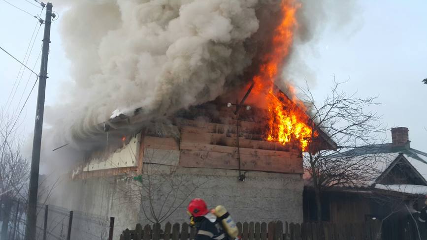 Incendiu violent la o locuinta | imaginea 1