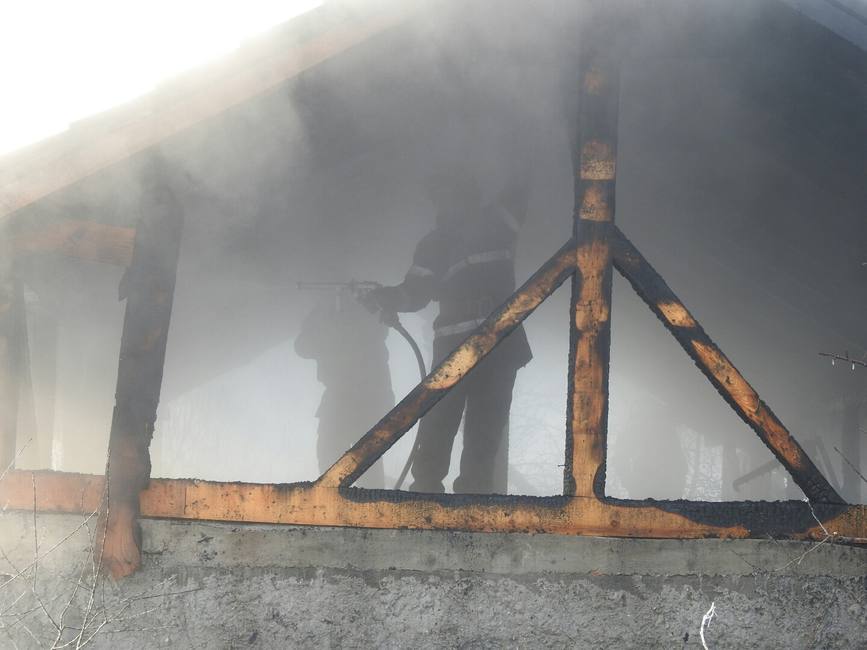 Incendiu violent la o locuinta | imaginea 2