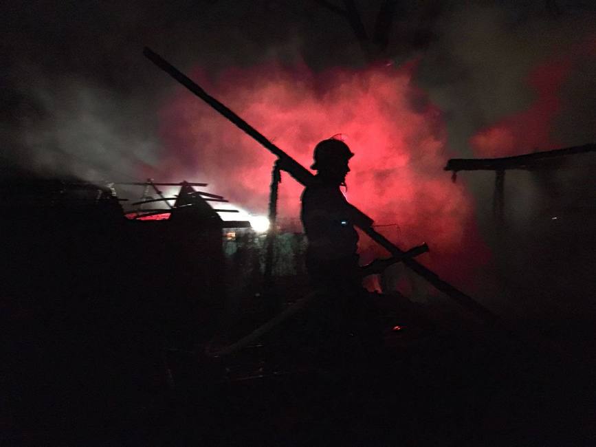 Arson  Foc pus in Strandul Neptun  Interventia prompta a pompierilor a salvat peste 300 de casute din lemn | imaginea 1