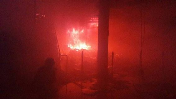 Interventie de exceptie a pompierilor la un incendiu de proportii izbucnit la un centru comercial | imaginea 1