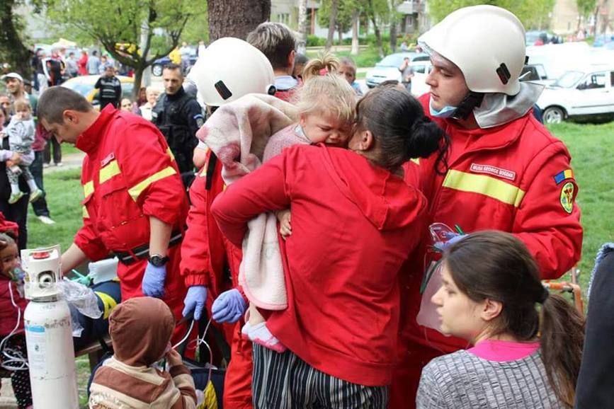 Incendiu puternic intr un bloc  Peste 100 de persoane au fost evacuate | imaginea 1