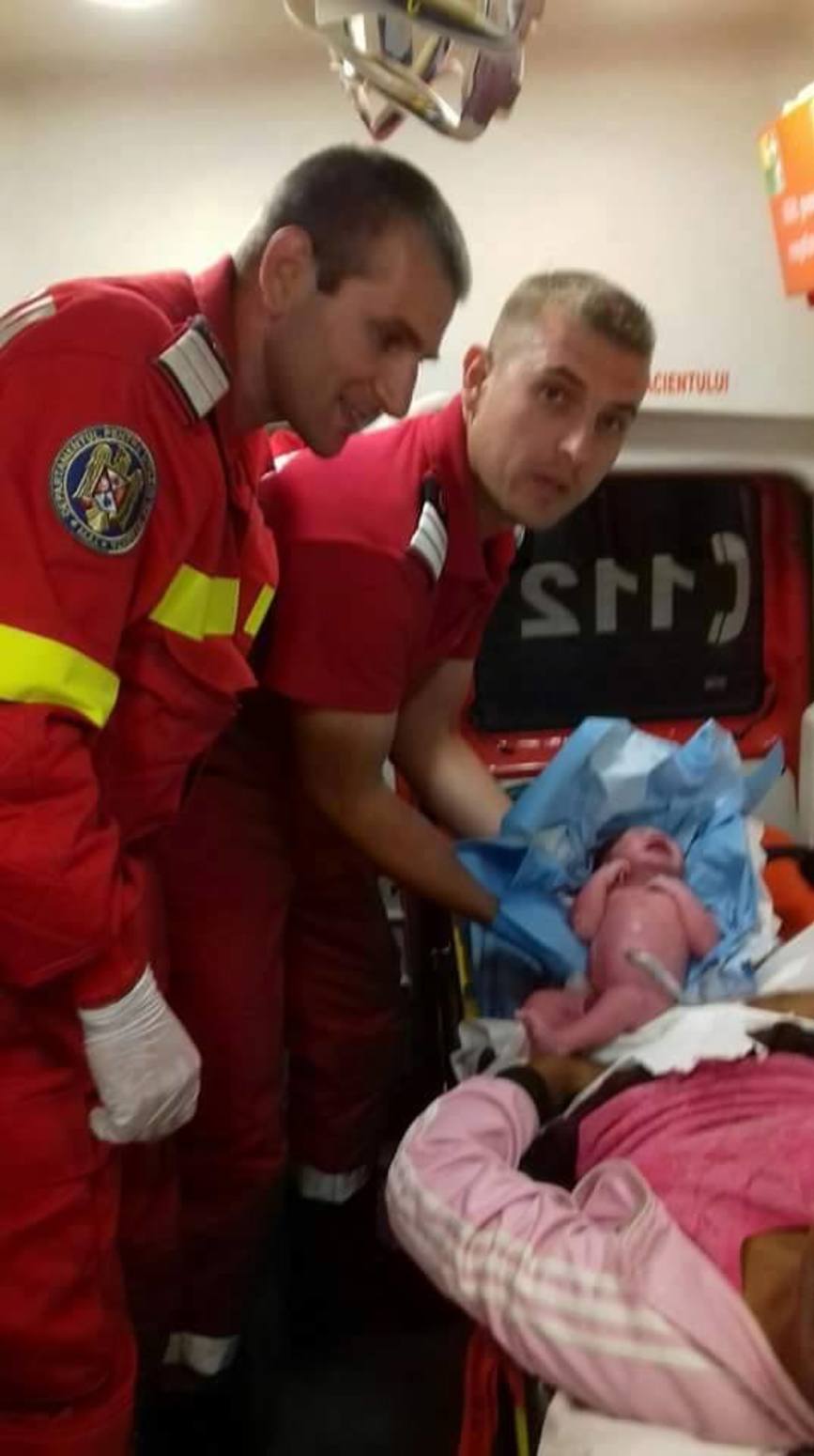 Trei paramedici au ajutat la venirea pe lume a unui copil | imaginea 1