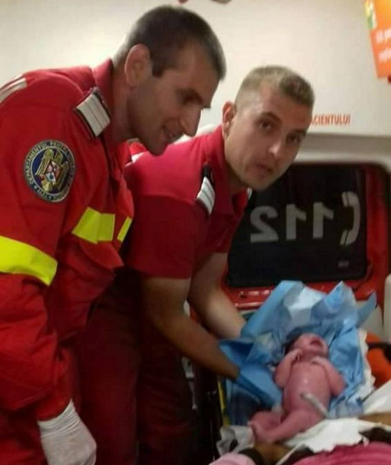 Trei paramedici au ajutat la venirea pe lume a unui copil | imaginea 1