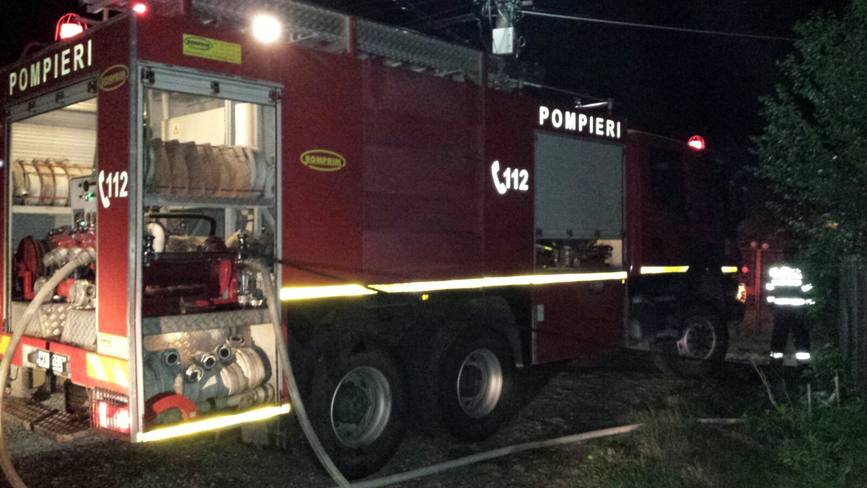 Cu acoperisul casei cuprins de flacari  de la un foc lasat nesupravegheat | imaginea 1