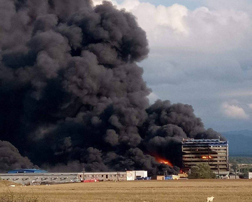 Incendiu de proportii la o fabrica de vopseluri din Orastie | imaginea 1