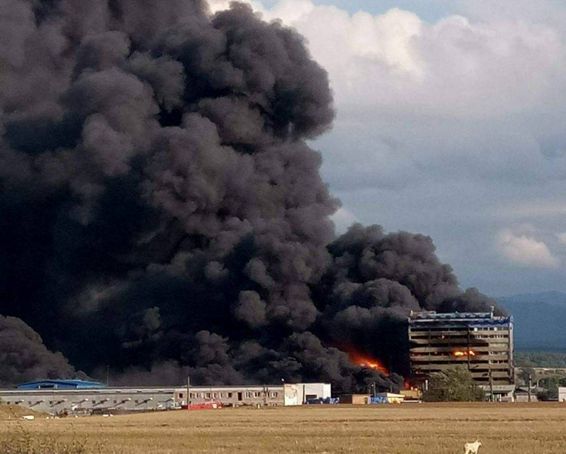 Incendiu de proportii la o fabrica de vopseluri din Orastie | imaginea 1
