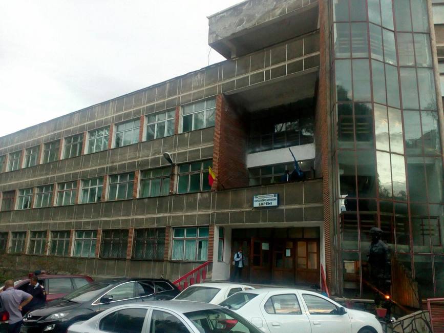3 mineri blocati in subteran in urma unei alunecari de teren | imaginea 1