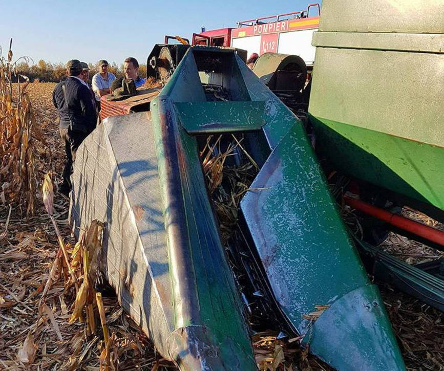 Barbat salvat de pompieri dupa ce picioarele i au fost prinse intr un utilaj agricol | imaginea 1