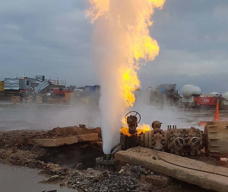 Monstrul de foc a fost     decapitat   Pompierii monitorizeaza zona pentru a evita pericolul de explozie | imaginea 1