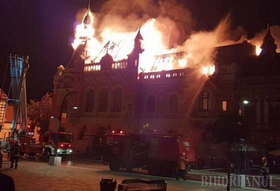 Palatul Episcopal Greco Catolic din Oradea rapus de flacari | imaginea 1