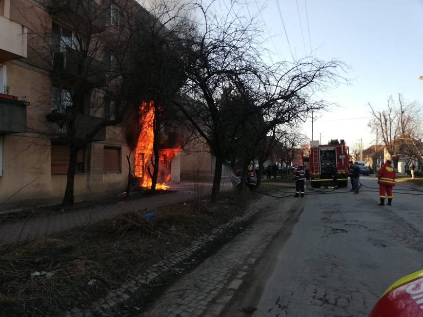 Incendiu la o magazie din orasul Sebis | imaginea 1