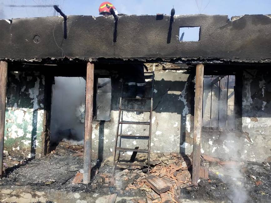 Interventie in comuna Stoicanesti  pentru stingerea unui incendiu izbucnit la o locuinta | imaginea 1