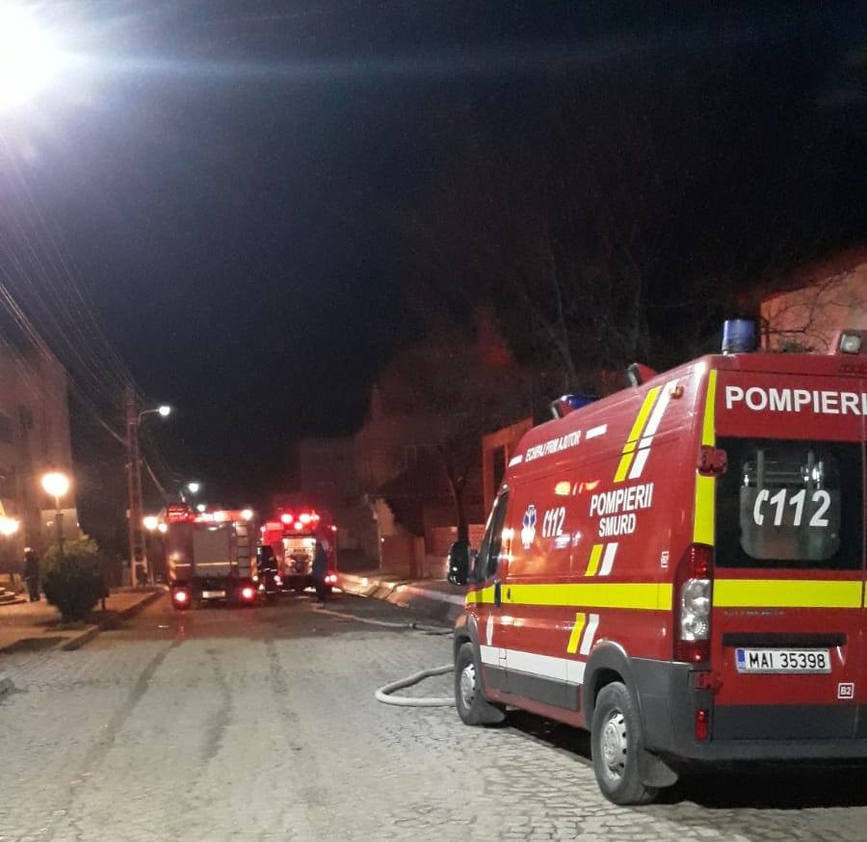Interventie pentru limitarea efectelor unui incendiu la o casa din Greci | imaginea 1