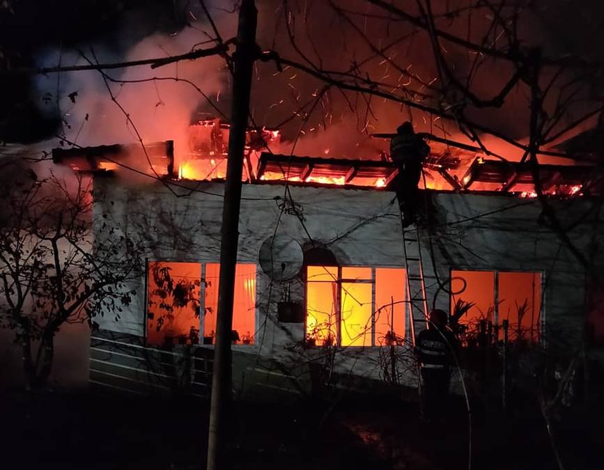 Interventie pentru stingerea unui incendiu izbucnit la o locuinta | imaginea 1