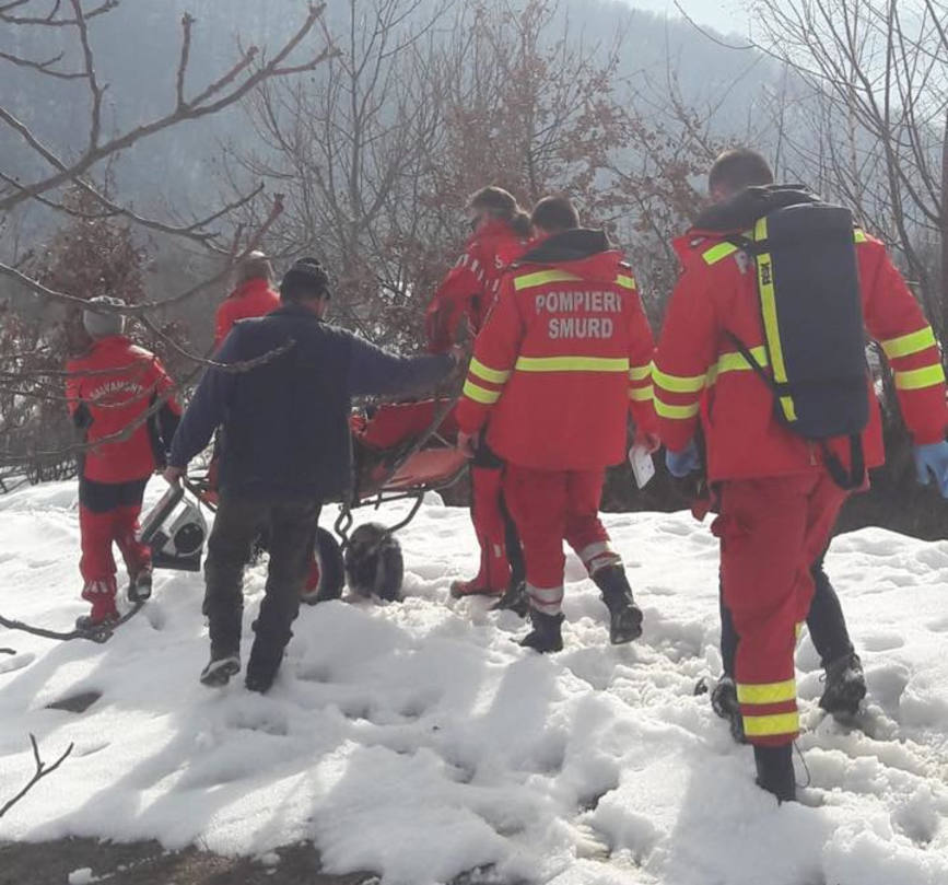 Pompieri si salvamontisti   misiune comuna pentru salvarea unei octogenare | imaginea 1