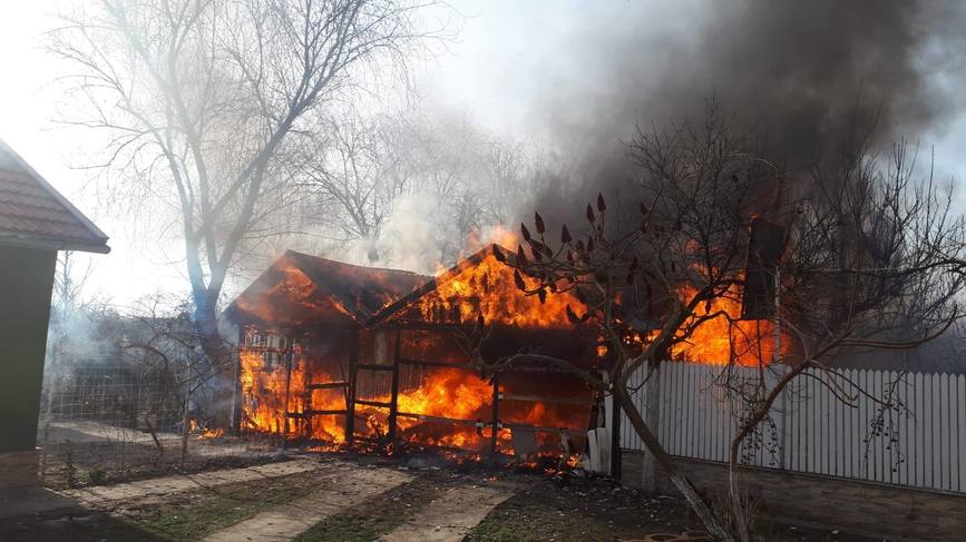 Pompieri si voluntari aradeni salveaza o casa intr un incendiu | imaginea 1