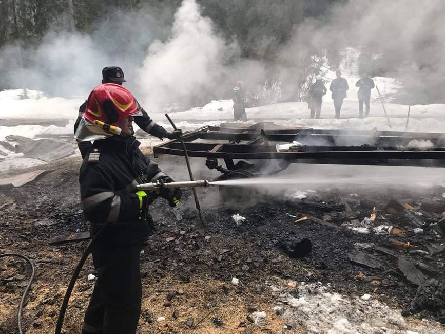Doi lucratori forestieri au suferit arsuri  in urma unui incendiu | imaginea 2