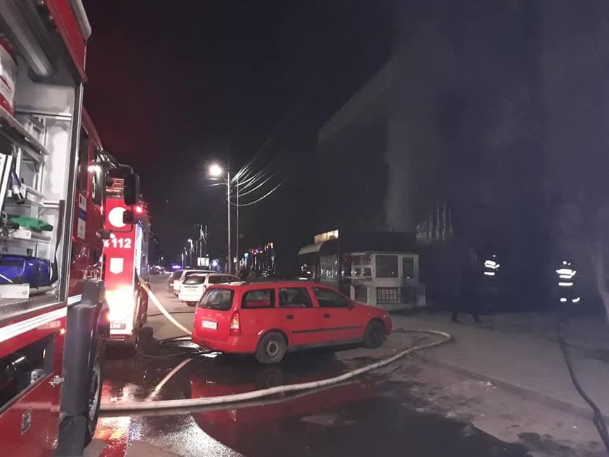 Incendiu izbucnit la doua spatii comerciale | imaginea 1