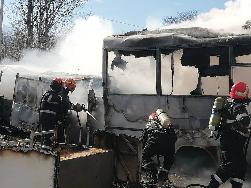 Incendiu la doua autocare dezafectate in municipiul Piatra Neamt | imaginea 1