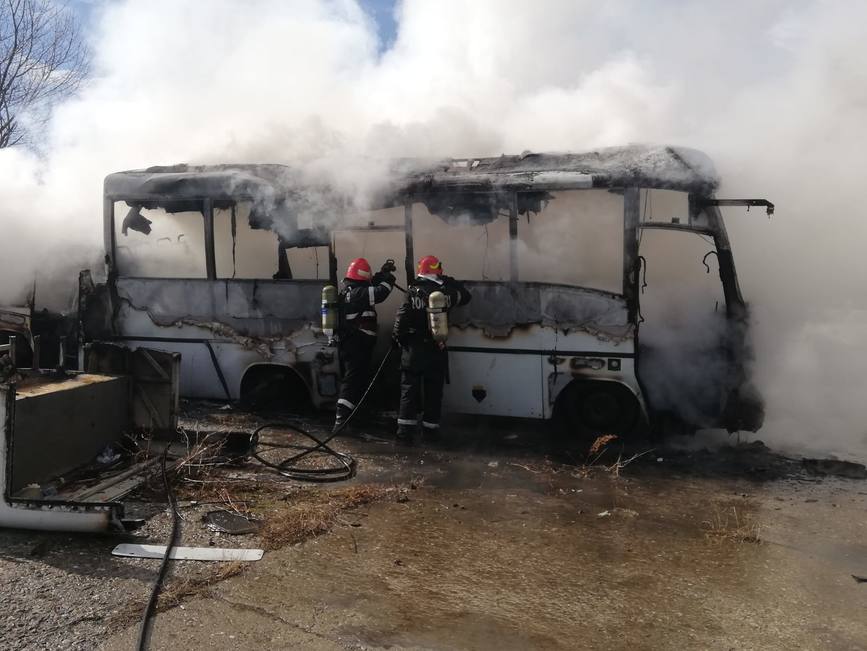 Incendiu la doua autocare dezafectate in municipiul Piatra Neamt | imaginea 2