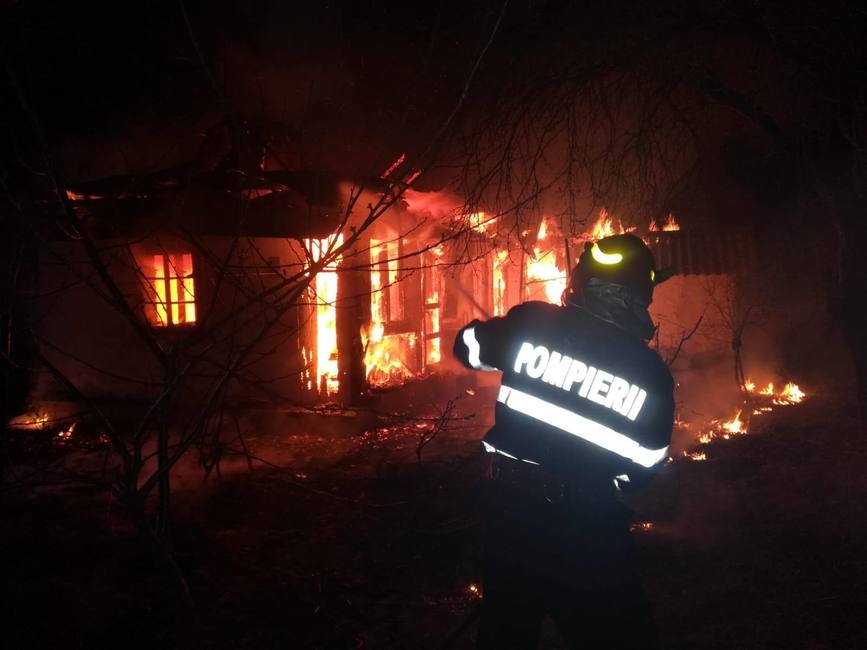 Incendiu la o casa in comuna Tg  Trotus | imaginea 1