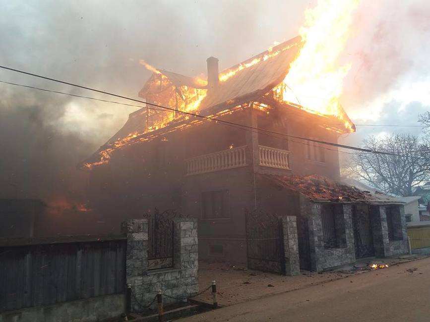 Incendiu puternic produs la doua gospodarii din comuna Bodesti  sat Bodestii de Jos | imaginea 1