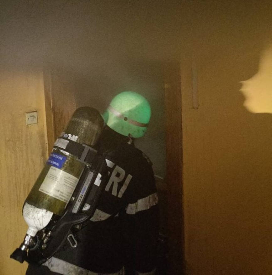 Persoana salvata de pompieri dintr un apartament incendiat | imaginea 1