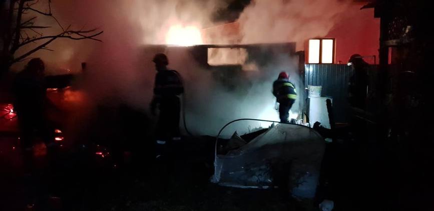 Incendiu la o gospodarie din localitatea Dumbraveni  Vrancea | imaginea 1