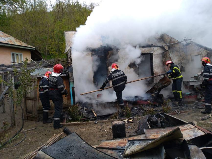 Incendiu la o locuinta din comuna Gura Calitei  Vrancea | imaginea 1
