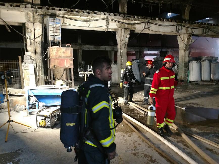 Incendiu puternic la doua hale din Parcul Industrial Mija | imaginea 1