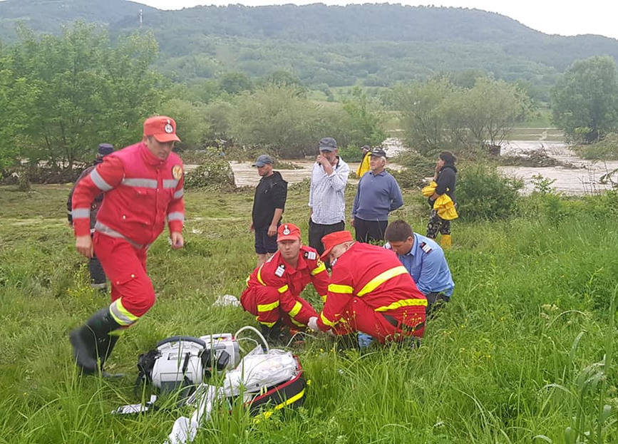 Continua operatiunile de salvare din calea inundatiilor | imaginea 1