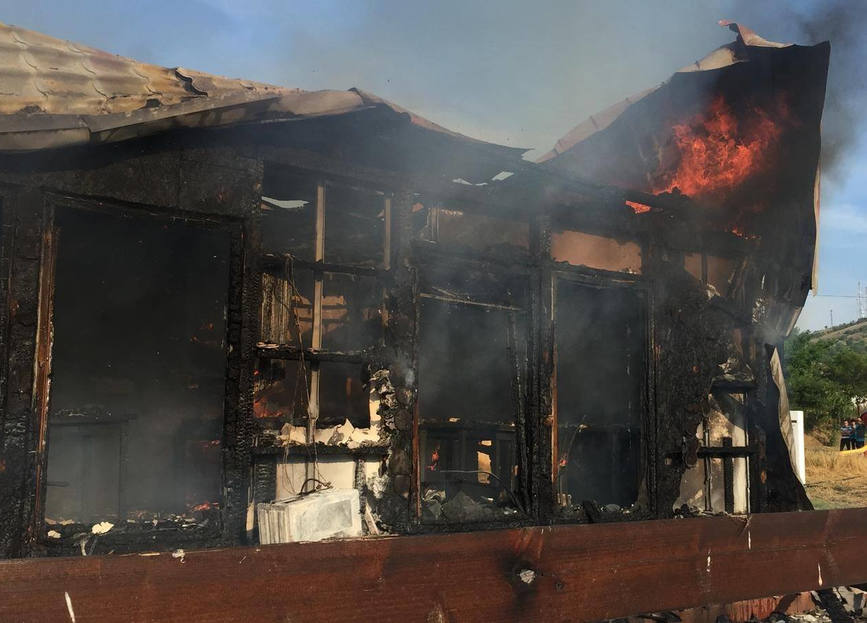 Interventie in localitatea Mahmudia pentru limitarea efectelor unui incendiu la o pensiune | imaginea 1