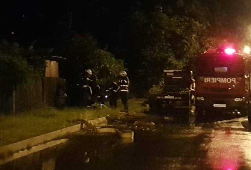 Misiuni desfasurate de pompierii militari pentru inlaturarea efectelor manifestarii fenomenelor meteo periculoase | imaginea 2
