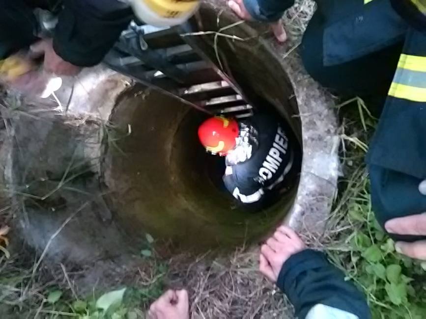 Operatiune de salvare a doua persoane cazute in fantana | imaginea 1