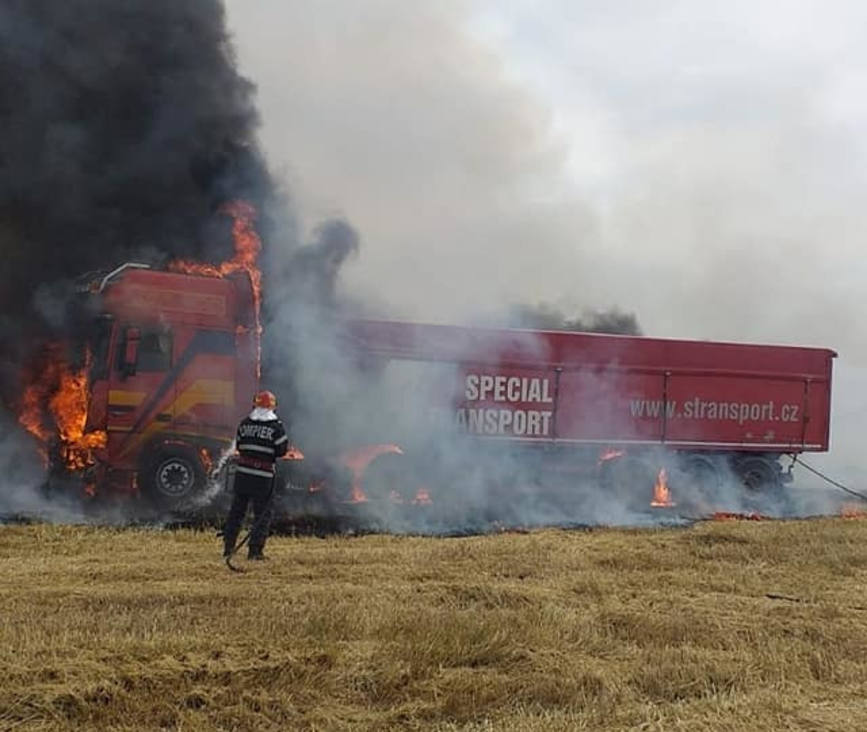 Autotren cu remorca  in flacari | imaginea 1