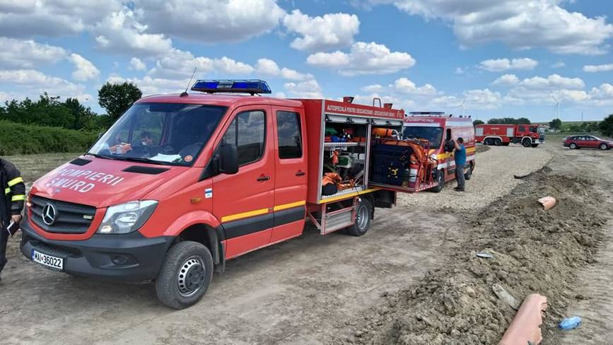Interventie pentru salvarea unei persoane prinsa sub un mal de pamant | imaginea 1